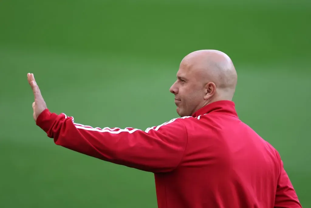 Arne Slot durante treinamento do Liverpool (Foto: Stu Forster/Getty Images)