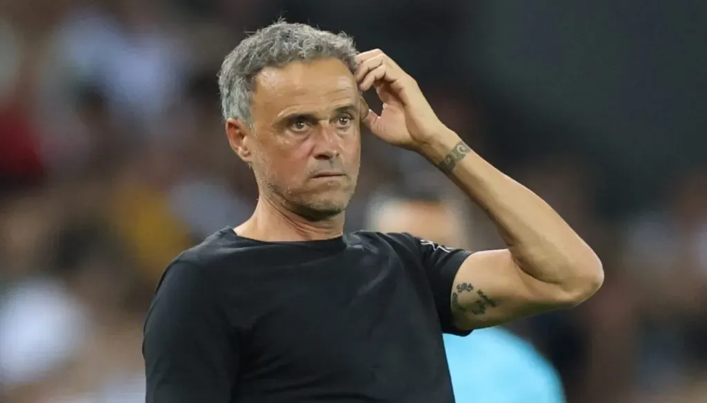 Luis Enrique, treinador do PSG, com camisa preta