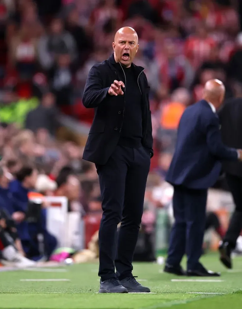 Arne Slot, técnico do Liverpool, reage durante a partida da Fase MD1 da Liga dos Campeões da UEFA 2025/26 entre Liverpool FC e Atlético de Madrid, em Anfield, em 17 de setembro de 2025, em Liverpool, Inglaterra. Foto: Ryan Pierse/Getty Images