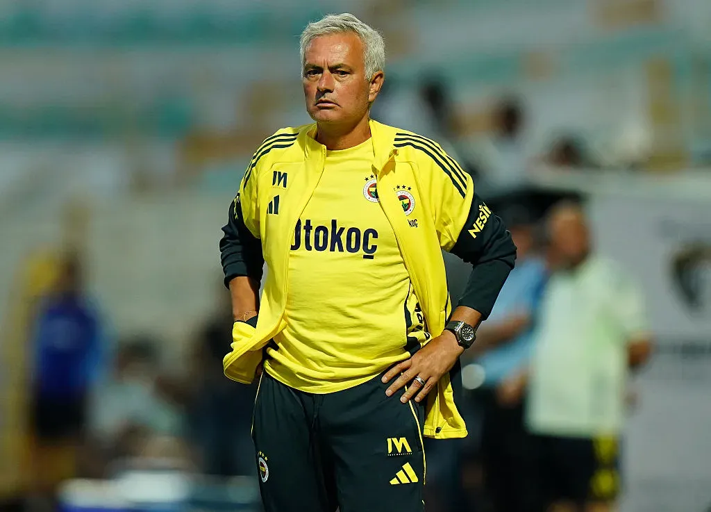 Mourinho em ação pelo Fenerbahçe. Gualter Fatia/Getty Images.