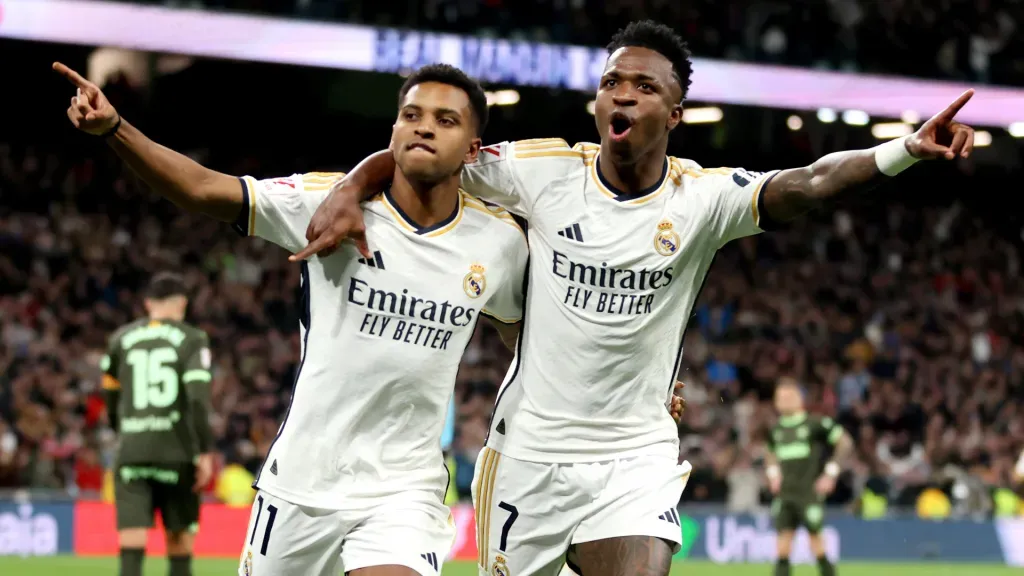 Vinicius Junior e Rodrygo comemorando gol pelo Real Madrid (Foto: Florencia Tan Jun/Getty Images)