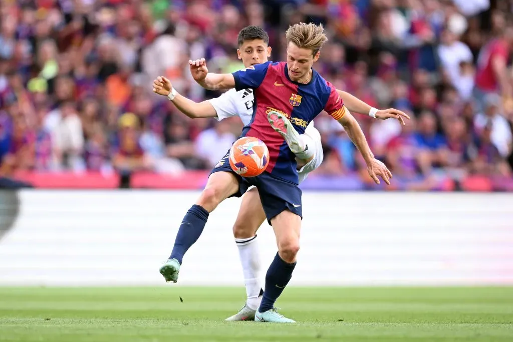 Frenkie de Jong, do FC Barcelona, é marcado por Arda Gueler, do Real Madrid, durante a partida da LaLiga entre FC Barcelona e Real Madrid CF no Estadi Olímpic Lluís Companys, em 11 de maio de 2025, em Barcelona, Espanha. (Foto de David Ramos/Getty Images)