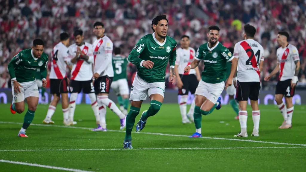 Gustavo Gómez marca em River 1 x 2 Palmeiras. (Foto: Marcelo Endelli/Getty Images)