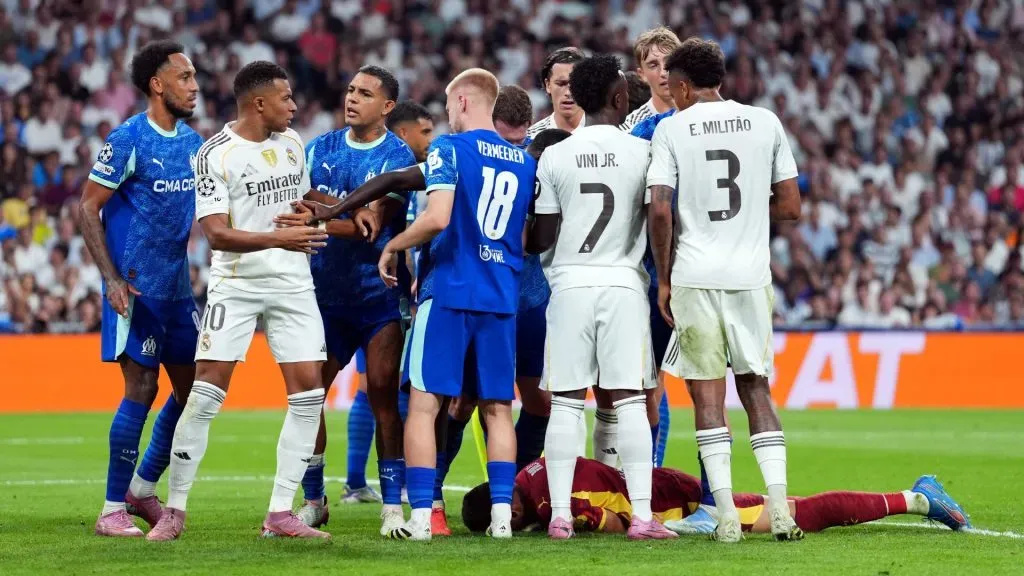 Jogadores do Real Madrid cercam árbitro no duelo contra o Marseille (Foto: Mateo Villalba Sanchez/Getty Images)