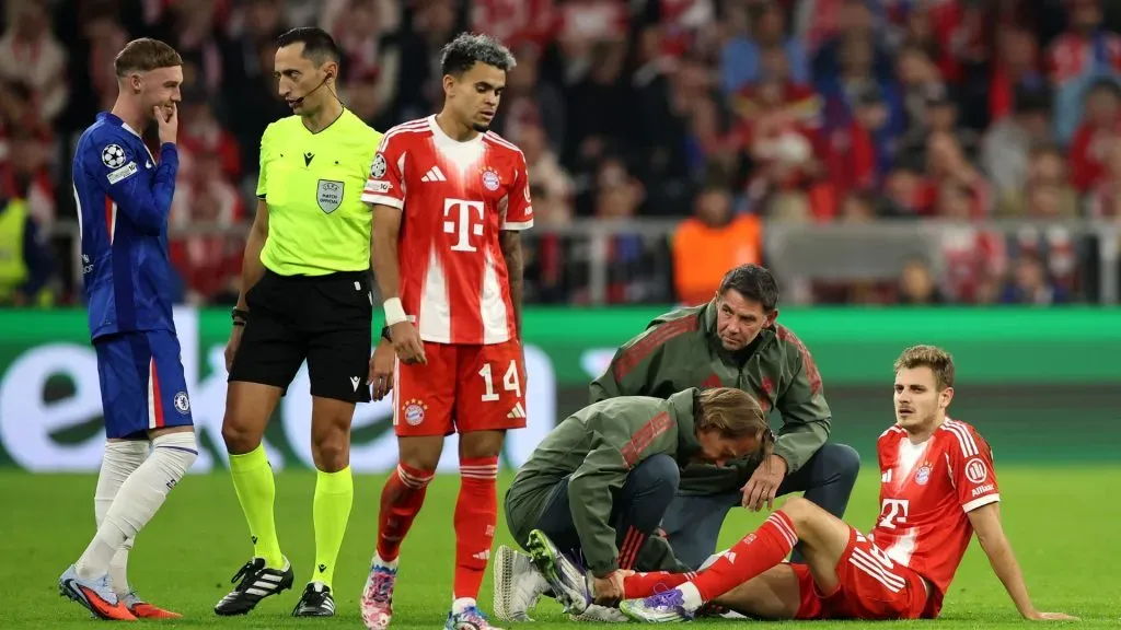 Bayern de Munique x Chelsea: Stanisic recebeu atendimento médico durante o jogo da Champions League (foto: Alex Grimm/Getty Imagens)