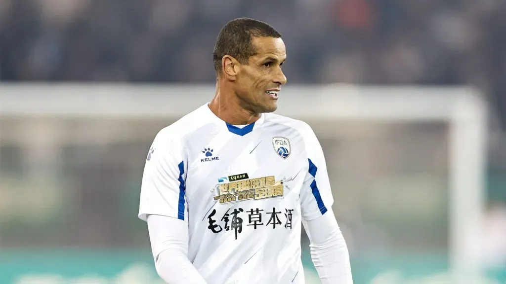 Rivaldo durante jogo festivo em solo asiático (Foto: Wang He/Getty Images)