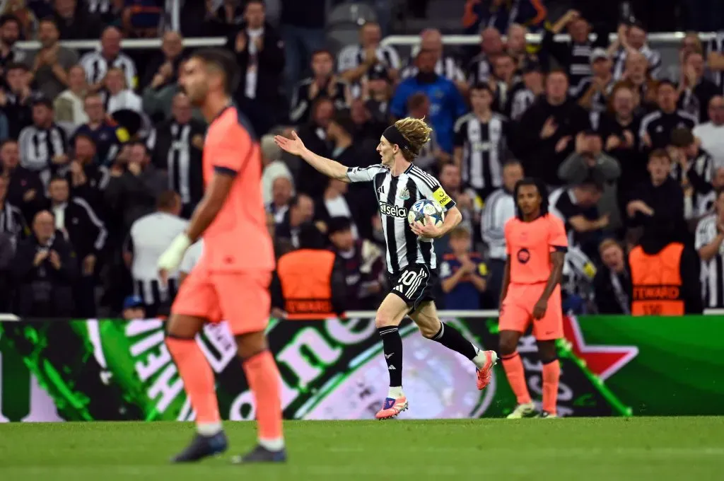 Anthony Gordon celebrando gol contra o Barcelona. (Photo by Clive Mason/Getty Images)