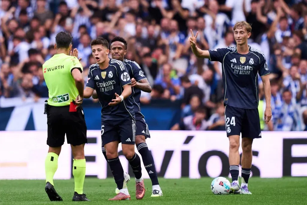 Dean Huijsen, do Real Madrid, recebe cartão vermelho do árbitro durante a partida da LaLiga EA Sports entre Real Sociedad e Real Madrid CF na Reale Arena em 13 de setembro de 2025 em San Sebastián, Espanha. Foto: Juan Manuel Serrano Arce/Getty Images