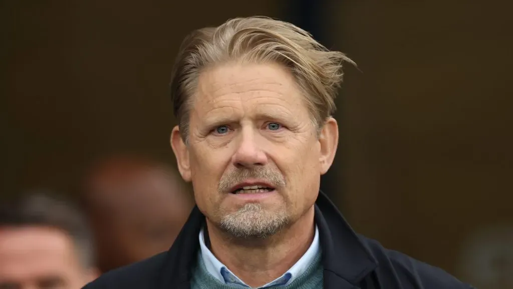 Peter Schmeichel critica duramente as decisões de transferências do Manchester United desde a aposentadoria de Sir Alex Ferguson, apontando vendas questionáveis e contratações que não corresponderam às expectativas, enquanto ex-jogadores como McTominay e Hojlund brilham em outros clubes. (Photo by Carl Recine/Getty Images)