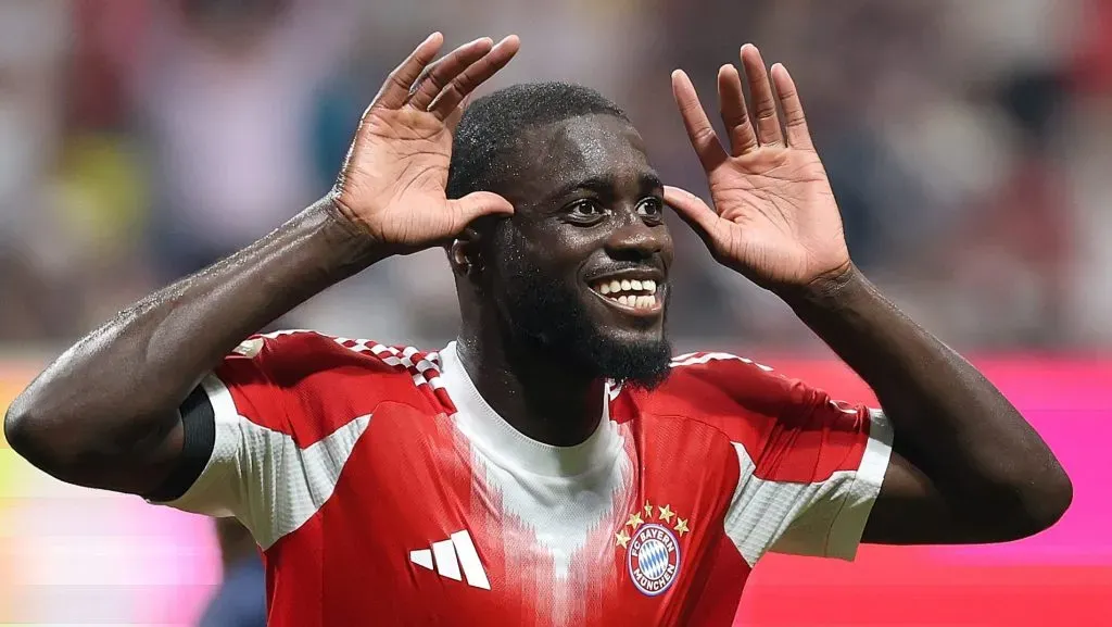 Upamecano, em campo, com a camisa vermelha