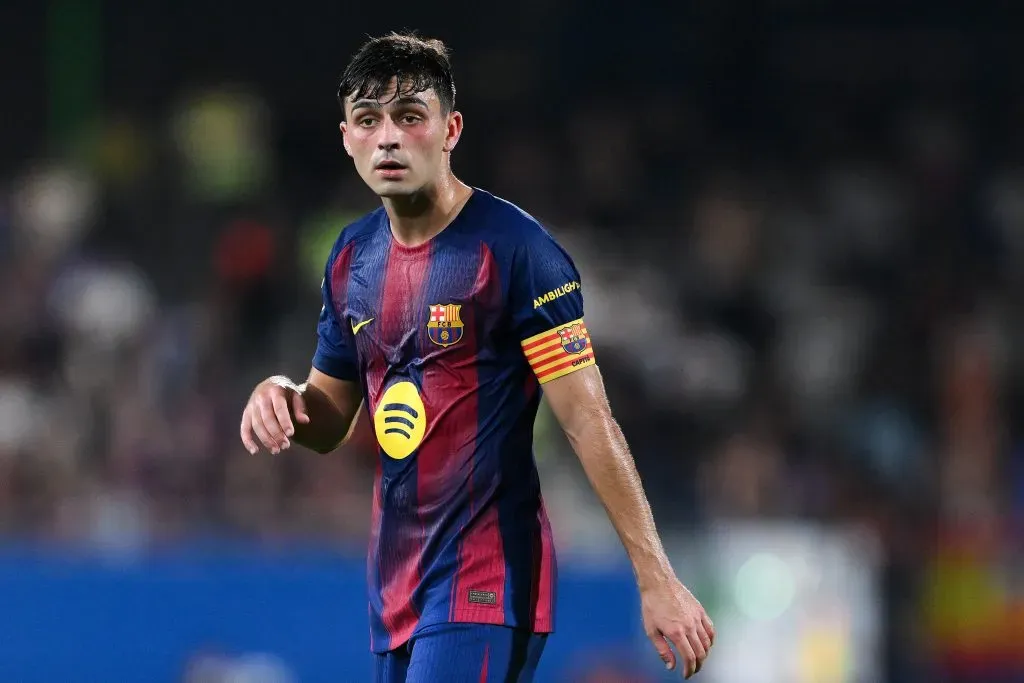 Pedri, do FC Barcelona, observa durante a partida da LaLiga EA Sports entre o FC Barcelona e o Valencia CF, no Estádio Johan Cruyff, em 14 de setembro de 2025, em Barcelona, Espanha. Foto: David Ramos/Getty Images