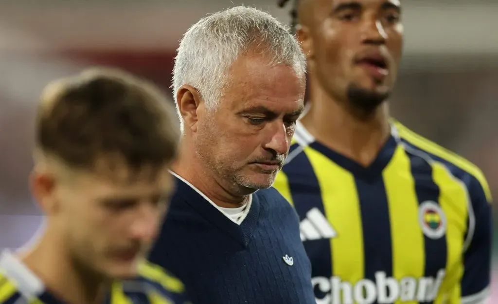 José Mourinho, de camisa preta