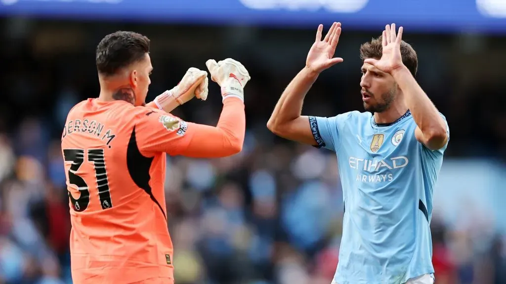 Ederson e Rúben Dias venceram diversos títulos juntos pelo Manchester City. Foto: Matt McNulty/Getty Images