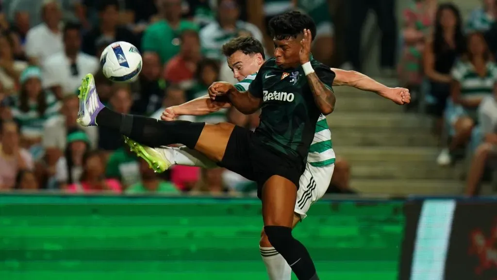 Alisson Santos, do Sporting, em ação durante o amistoso de pré-temporada. Foto: Gualter Fatia/Getty Images