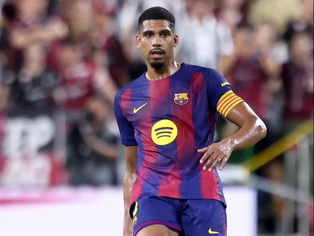 Ronald Araújo em jogo do Barcelona. Foto: Paul Miller/Getty Images