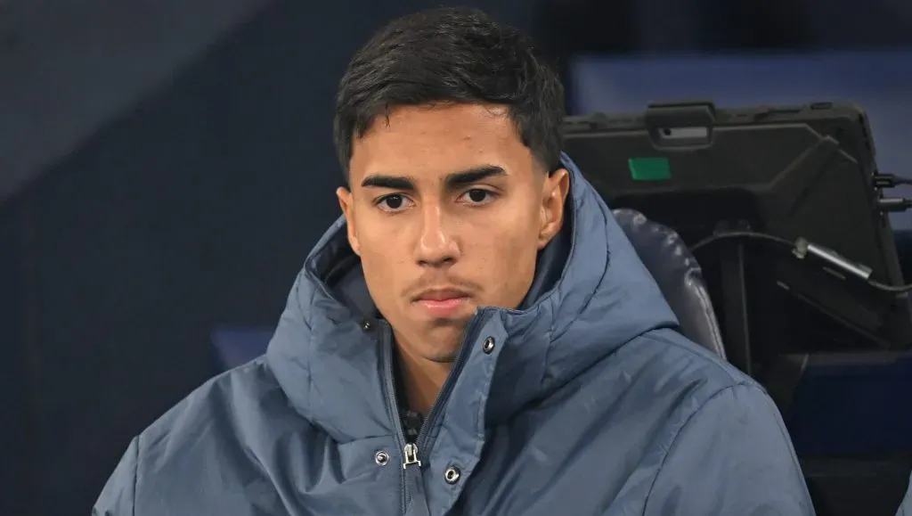 Vitor Reis, em campo, com a jaqueta azul do Manchester City