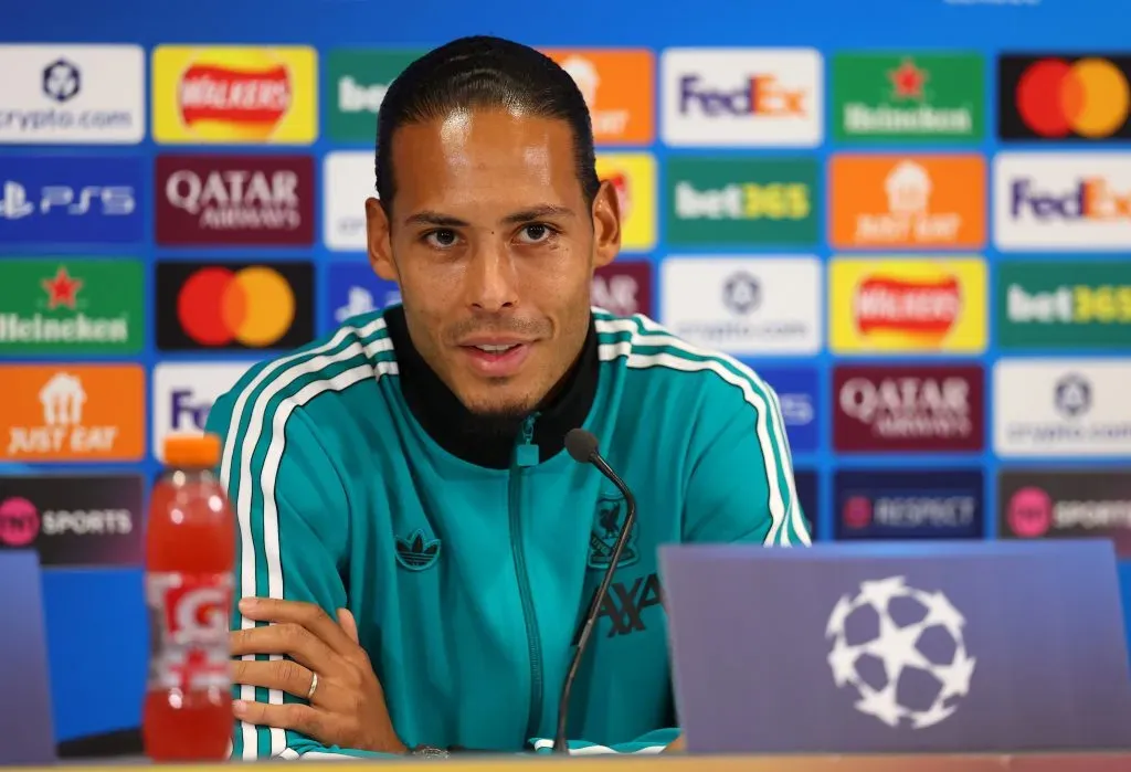 Virgil van Dijk em entrevista coletiva. (Photo by Molly Darlington/Getty Images)