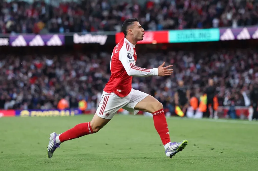 Gabriel Martinelli, do Arsenal, comemora o primeiro gol de sua equipe durante a partida da Premier League entre Arsenal e Manchester City no Emirates Stadium, em 21 de setembro de 2025, em Londres, Inglaterra. Foto: Alex Pantling/Getty Images