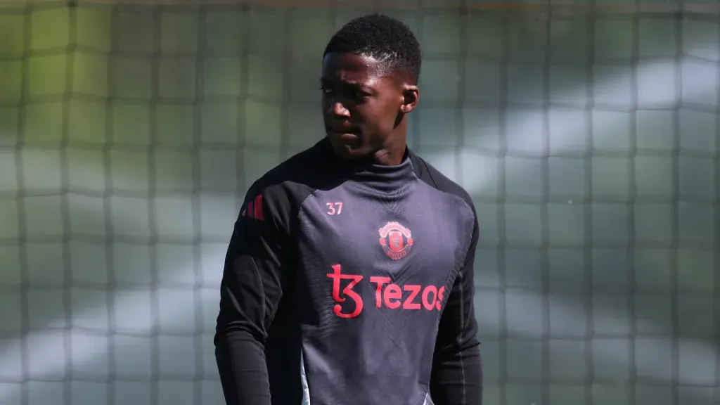 Kobbie Mainoo durante treino do Manchester United (Foto: Ben Roberts Photo/Getty Images)