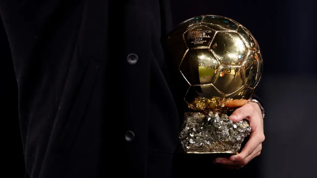 Bola de Ouro nas mãos de Rodri em 2024 (Foto: Naomi BakerGetty Images)