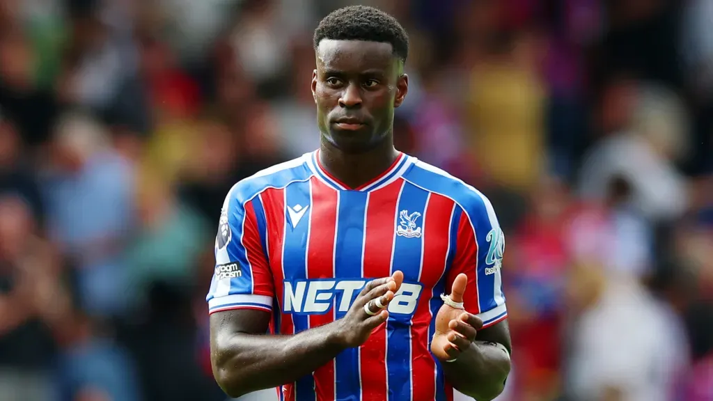 Marc Guéhi aplaude durante partida do Crystal Palace (Foto: Eddie Keogh/Getty Images)