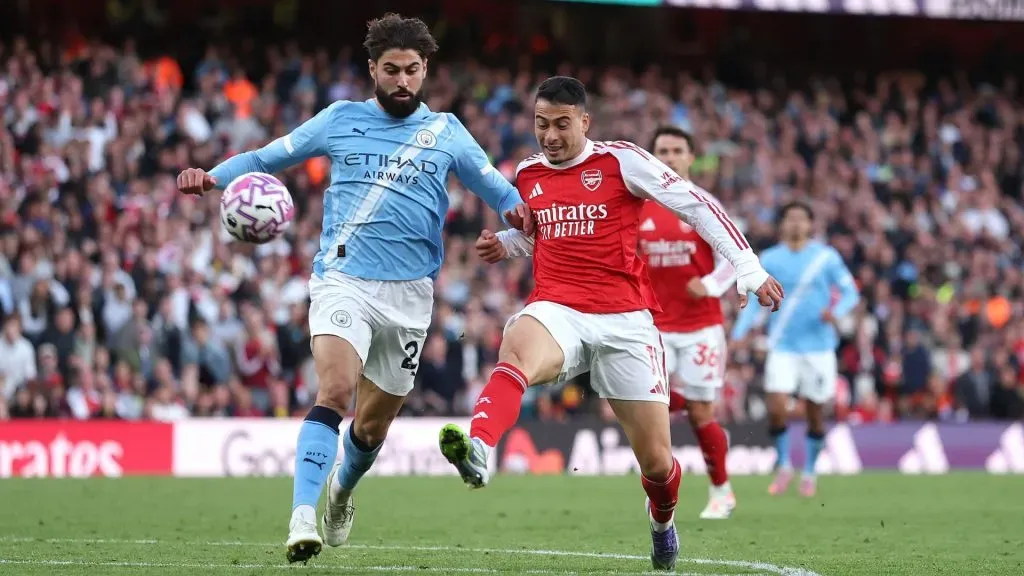 Martinelli na jogada do gol de empate contra o Manchester City (Foto: Alex Pantling/Getty Images)