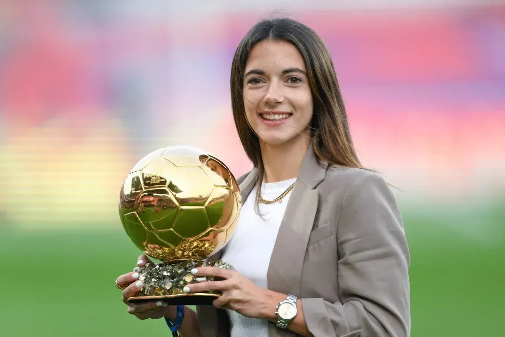 Bonmatí com a Bola de Ouro em 2023. Foto: David Ramos/Getty Images