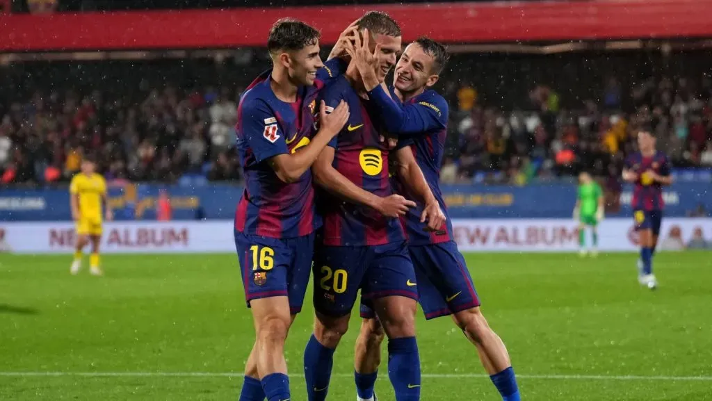 Dani Olmo comemora após marcar o terceiro gol de sua equipe. Foto: Alex Caparros/Getty Images
