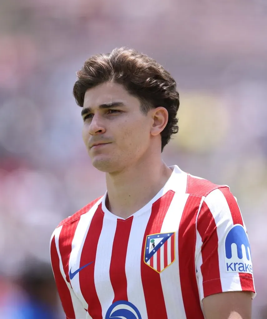 Julián Álvarez, atacante argentino do Atletico De Madrid. Ele foi substituído contra o Mallorca, mas não gostou nada, e no banco de reservas, disse “Sempre eu”, visivelmente chateado e decepcionado com a atitude do treinador Diego Simeone. (FOTO: Stu Forster/Getty Images)