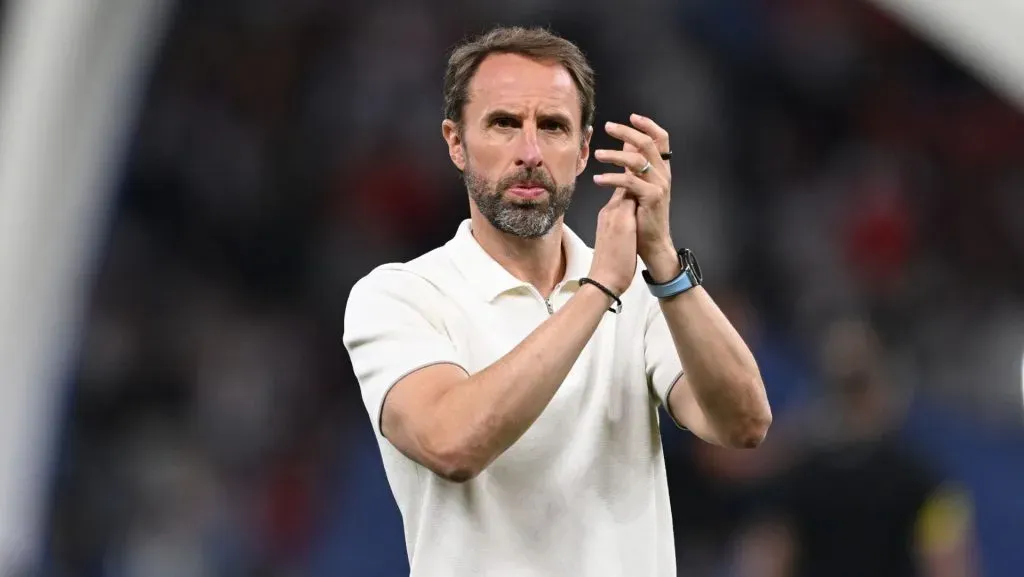 O técnico Gareth Southgate aplaude os torcedores. Foto: Stu Forster/Getty Images