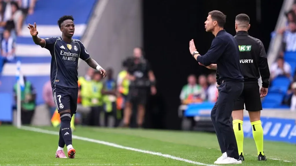 Vini Jr e Xabi Alonso durante registro em Real Sociedad x Real Madrid (Foto: Juan Manuel Serrano Arce/Getty Images)