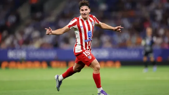 Julian Alvarez comemora gol de sua equipe na partida da La Liga. Foto: Judit Cartiel/Getty Images