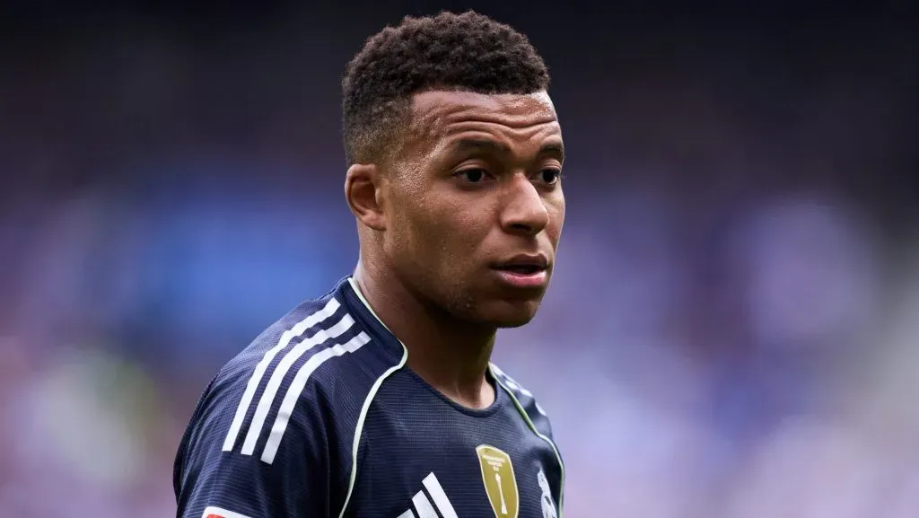Mbappé em ação com a camisa do Real Madrid (Photo by Juan Manuel Serrano Arce/Getty Images)