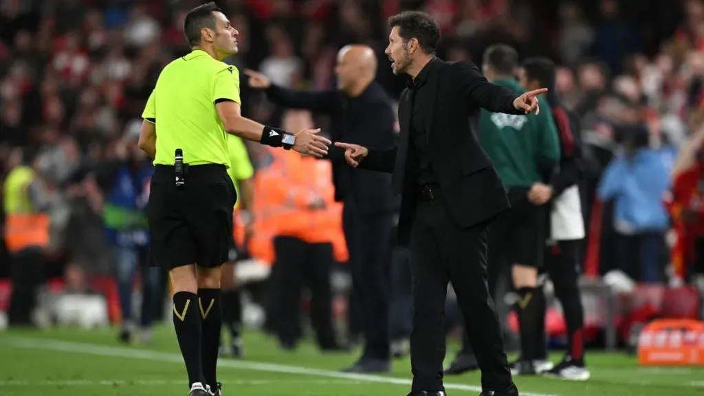 Simeone questiona o árbitro Maurizio Mariani durante a partida contra o Liverpool. Foto: Clive Mason/Getty Images