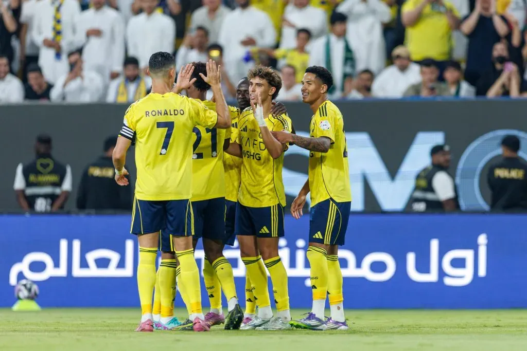 Jogadores do Al-Nassr em campo. Equipe encara o Jeddah Club, da segunda divisão, nesta terça-feira (23), pela King’s Cup. (foto: Abdullah Ahmed/Getty Images)
