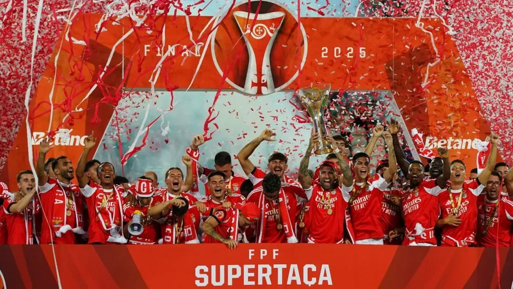 Jogadores do Benfica comemoram troféu da Supercopa de Portugal. Foto: Gualter Fatia/Getty Images
