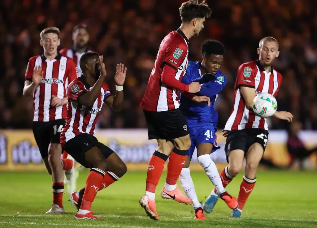 Estêvão em ação contra o Lincoln City. (Photo by Alex Pantling/Getty Images)