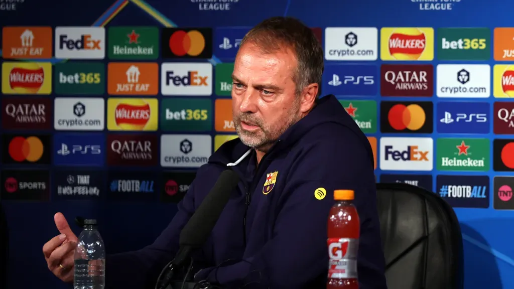 Hansi Flick em coletiva do Barcelona (Foto: George Wood/Getty Images)
