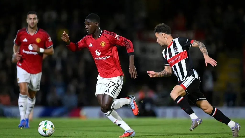 Kobbie Mainoo em ação pelo Manchester United. Foto: Shaun Botterill/Getty Images