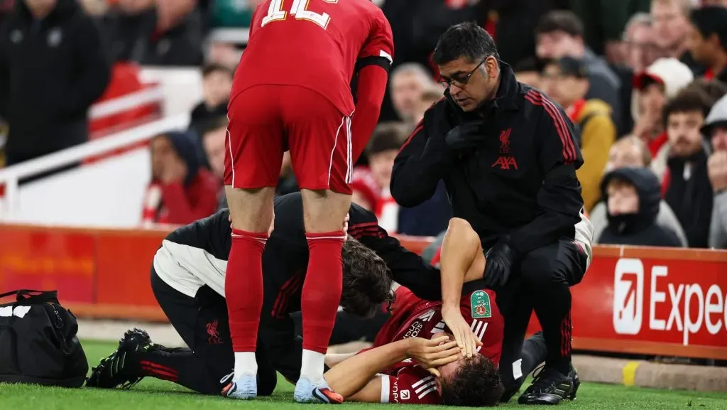 Giovanni Leoni recebe tratamento médico antes de ser substituído. Foto: Stu Forster/Getty Images