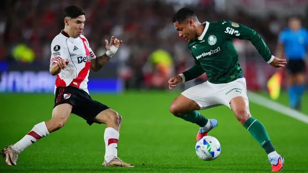 Vitor Roque em disputa contra Gonzalo Montiel (Foto: Marcelo Endelli/Getty Images)