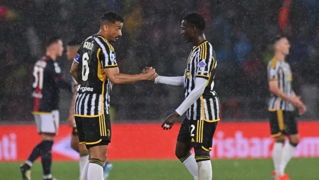 Danilo e Alex Sandro atuando pela Juventus, em 2024. Foto: Alessandro Sabattini/Getty Images