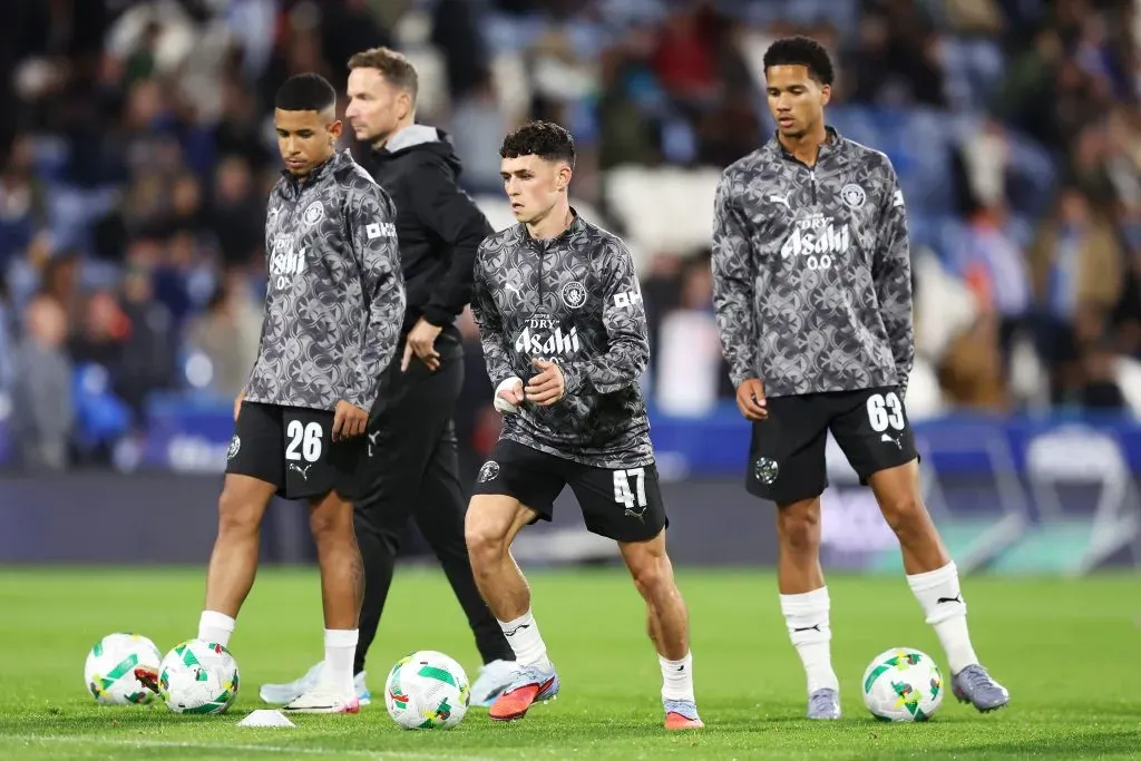 Mukasa (à direita) estreou como profissional pelo Manchester City em Huddersfield Town x City nesta quarta (24), pela Copa da Liga Inglesa. Ele já participou de gol marcado por Foden (Foto: Matt McNulty/Getty Images)