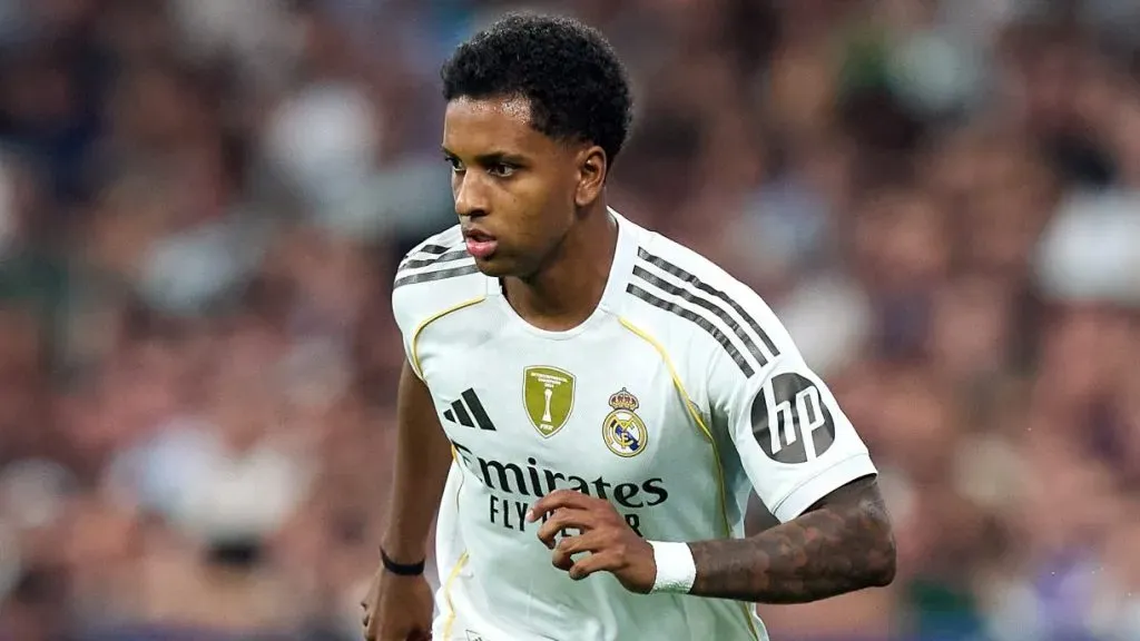 Rodrygo, do Real Madrid, com a camisa branca, em campo