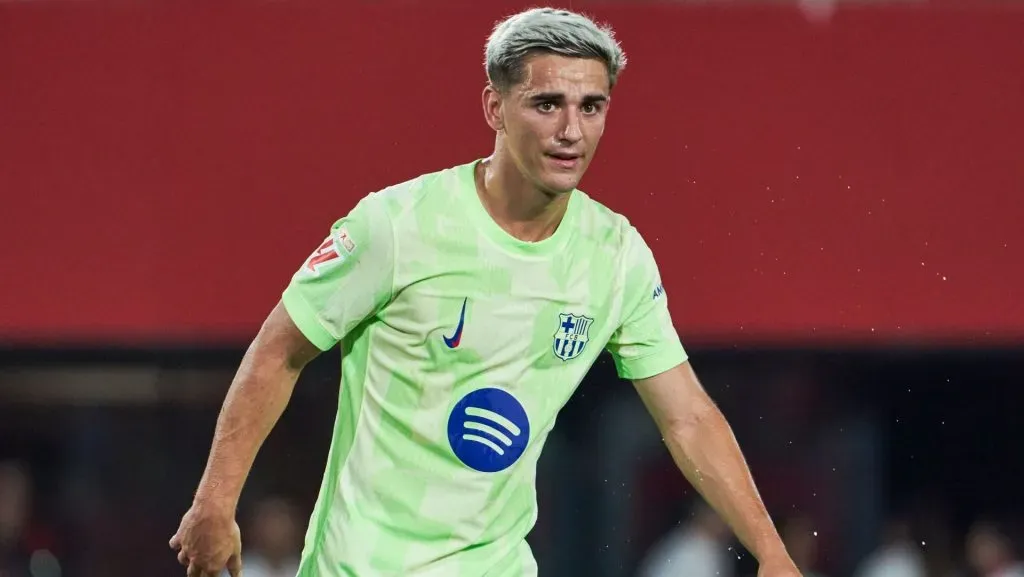 Gavi assiste durante a partida da LaLiga. Foto: Rafa Babot/Getty Images