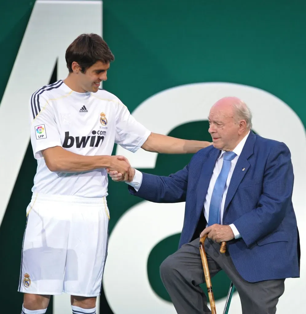 O novo contratado Kaká aperta a mão do ex-jogador do Real Madrid Alfredo Di Stefano durante sua apresentação oficial como jogador do Real Madrid no Estádio Santiago Bernabéu, em 30 de junho de 2009, em Madri, Espanha. Foto: Denis Doyle/Getty Images
