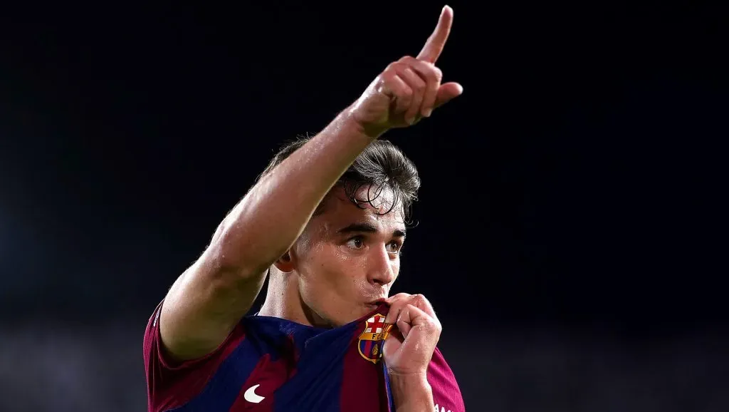 Gavi, com a camisa do Barcelona, em campo