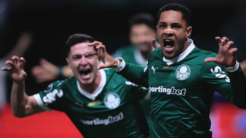 Vitor Roque jogador do Palmeiras comemora seu gol durante partida contra o River Plate (Foto: Ettore Chiereguini/AGIF)