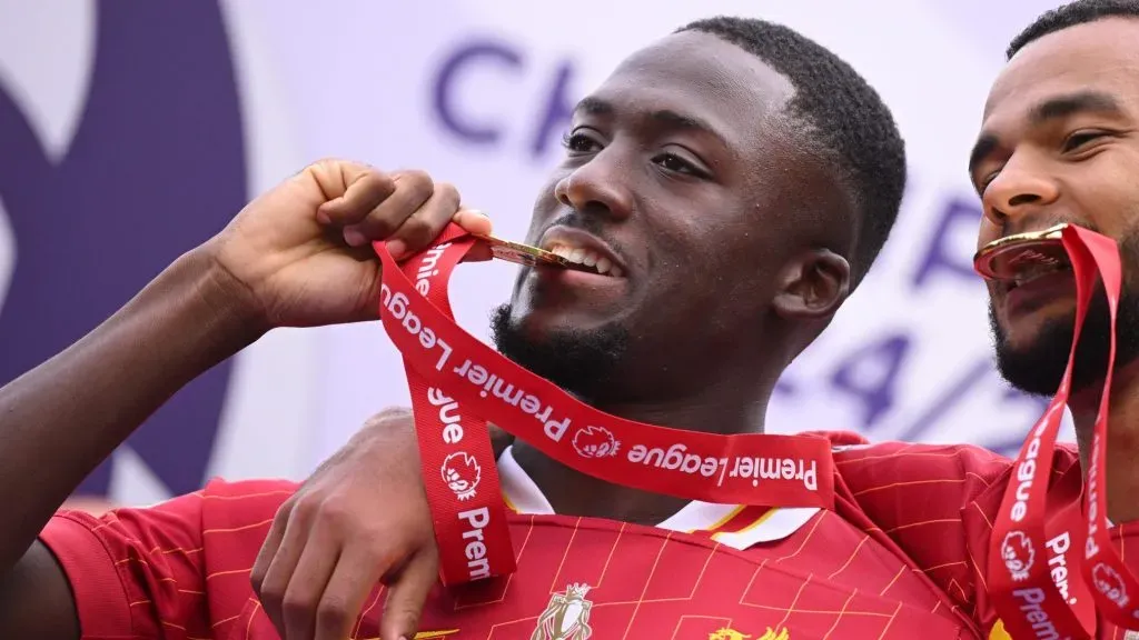 Konaté, de camisa vermelha, do Liverpool