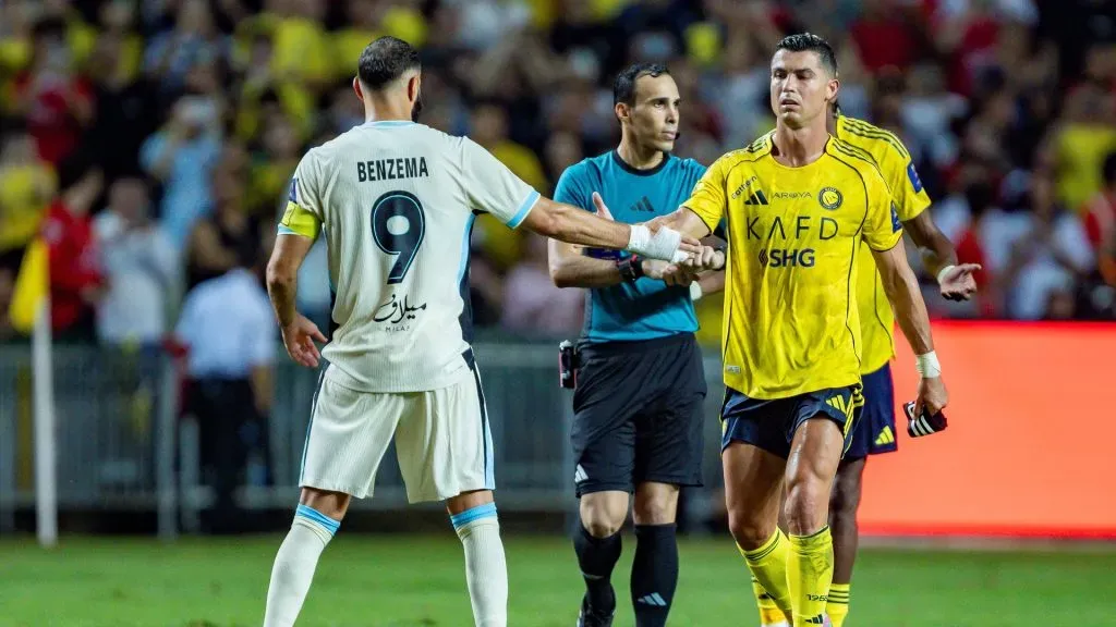Benzema e Cristiano Ronaldo dando a mão. Foto: Yu Chun Christopher Wong/Eurasia Sport Images/Getty Images